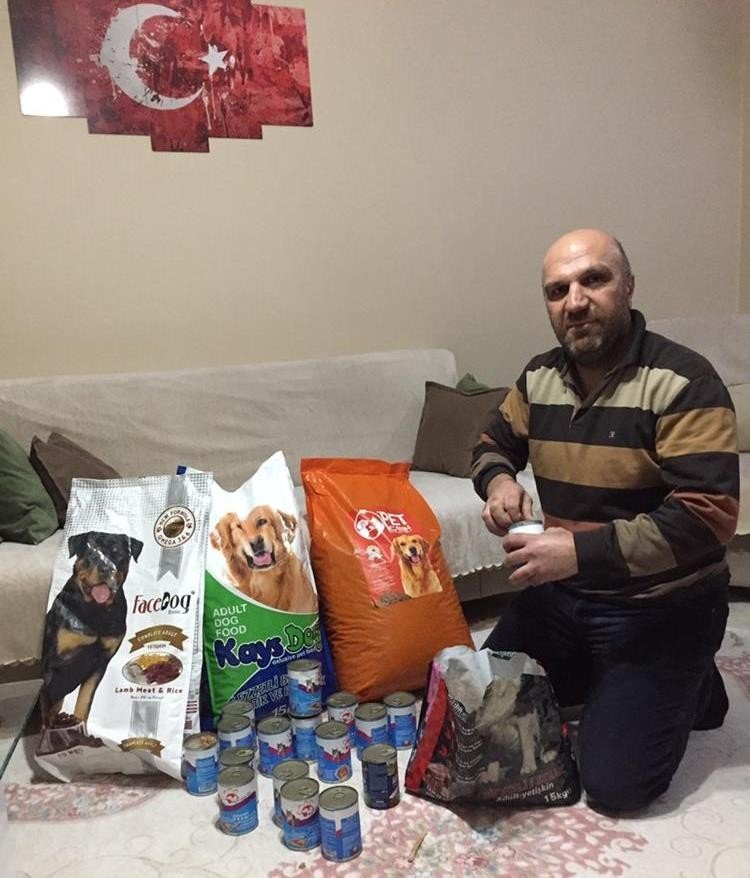 Kendi İmkanları İle Sokak Hayvanlarına Yem Bırakıyor