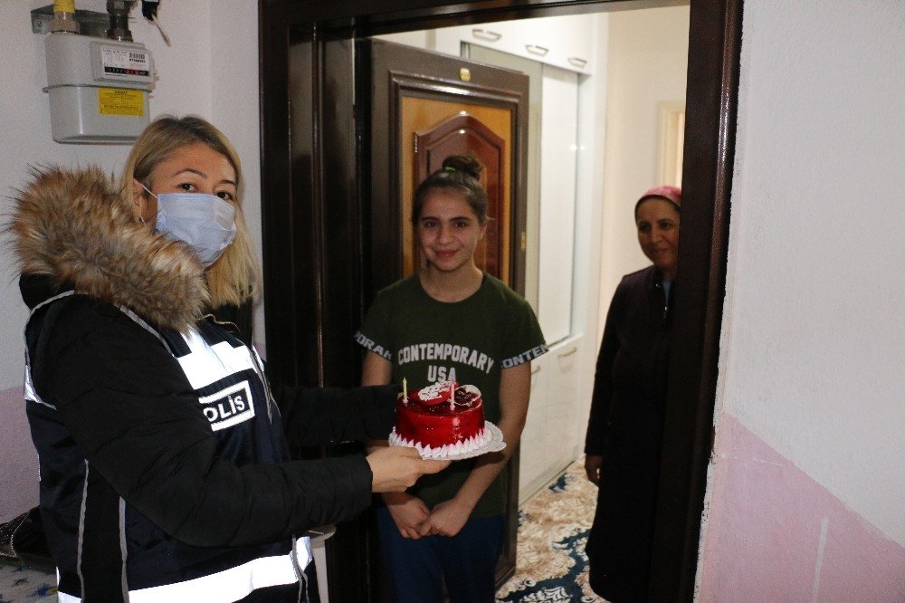 Polis Olmak İsteyen Genç Kıza, Polislerden Sürpriz Doğum Günü Kutlaması