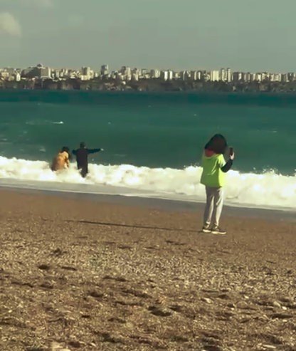 Antalya’da Yağmur Ve Fırtınanın Dinmesi İle Vatandaşlar Kıyafetleri İle Denize Koştu