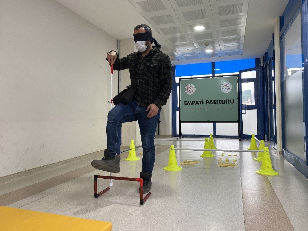 Beyaz Baston İle Yürümekte Zorlandılar