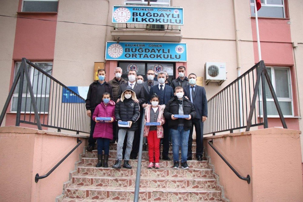 Gönen’de Öğrencilere Tablet Dağıtıldı