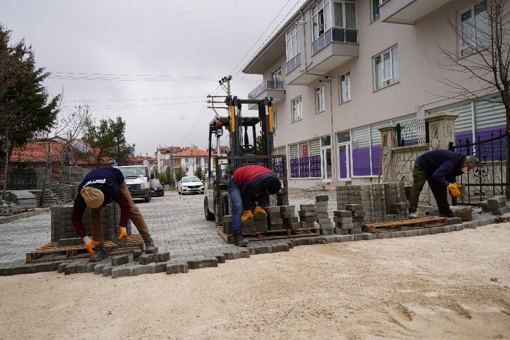 Isparta Belediyesi Sokaklara Kilit Parke Taşı Döşüyor