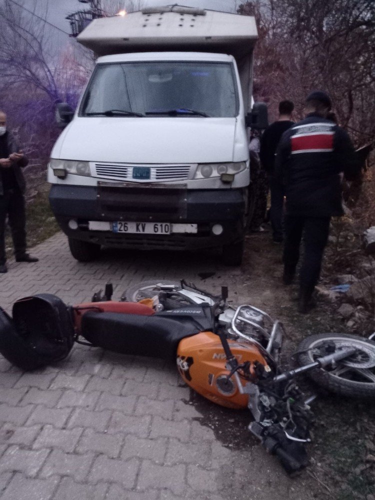 Kamyonet İle Motosikletin Çarpışması Sonucu 1’i Ağır 2 Kişi Yaralandı