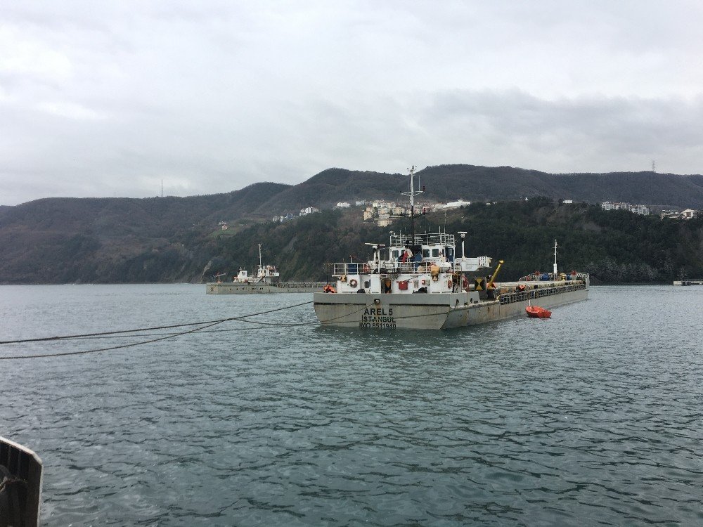 Balıkçı Tekneleri Ve Yük Gemileri Limanlara Sığındı