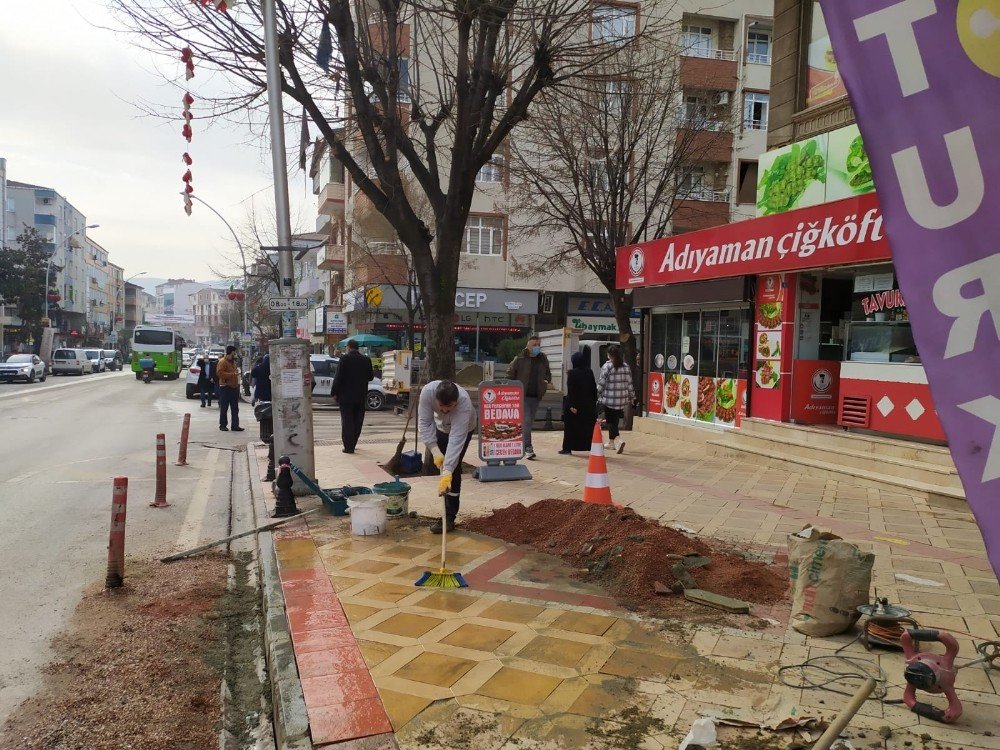 Körfez’de Bozulan Parke Taşları Yenileniyor