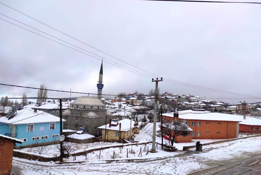 Köye Yağan 5 Santimetre Kar Sevindirdi