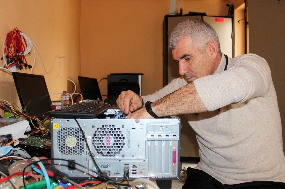 İlkokul Müdürü Tamir Ettiği Bilgisayarları Öğrencilerin Hizmetine Sundu
