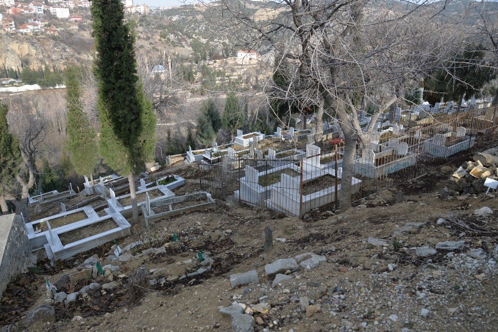 Mezarlıklarda Bakım Ve Temizlik Çalışması Yapıldı
