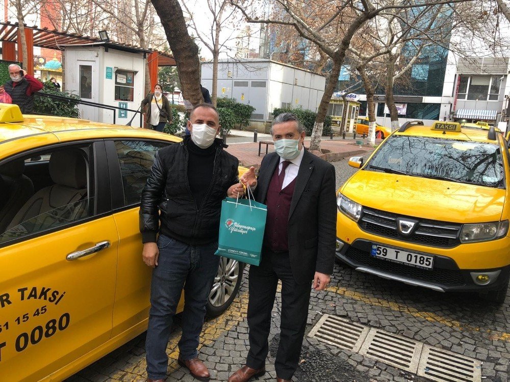 Gönül Elçileri Yeni Yılda Da Taksici Esnafının Yanında