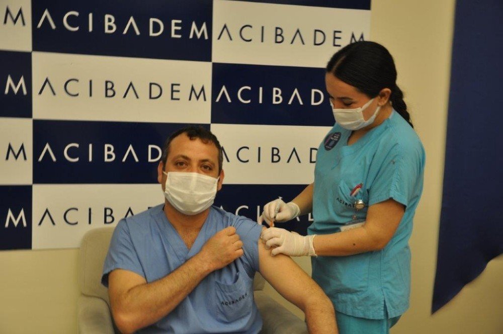Aşı Olan Sağlıkçılar ’covid-19’a Karşı Bende Aşı Oldum’ Sticker Taktı