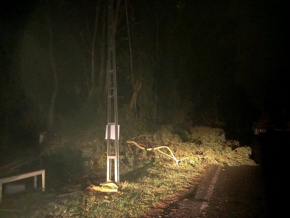 Dörtyol’da Fırtına Ve Yağış Çatıları Uçurdu Ağaç Dallarını Kopardı