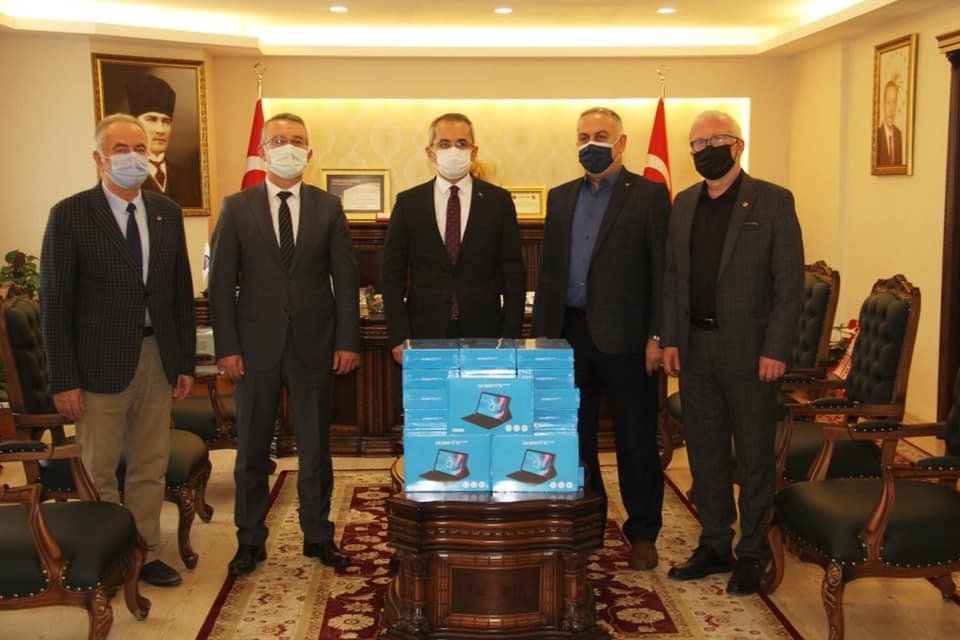 Tosya’da 55 Adet Tablet, İhtiyaç Sahibi Öğrencilere Dağıtıldı