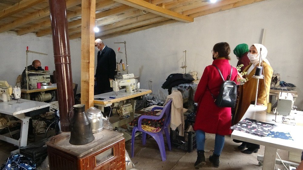 65 Yaşındaki Fedakar Anneye Hayatındaki İlk Çiçek Bakan Selçuk’tan