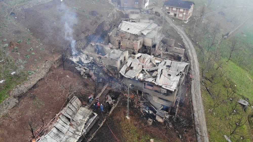 Trabzon’un Araklı İlçesi Taşgeçit Mahallesindeki Yangının Hasarı Gün Ağarınca Ortaya Çıktı