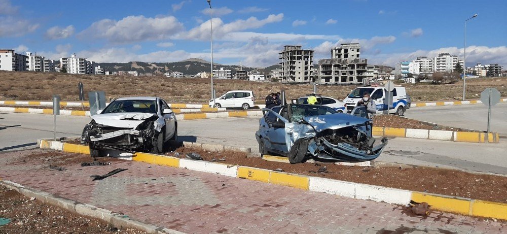 İki Otomobil Çarpıştı: 3 Yaralı
