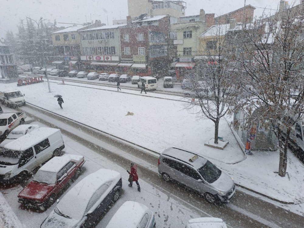 Şuhut Kar Yağışıyla Beyaza Büründü