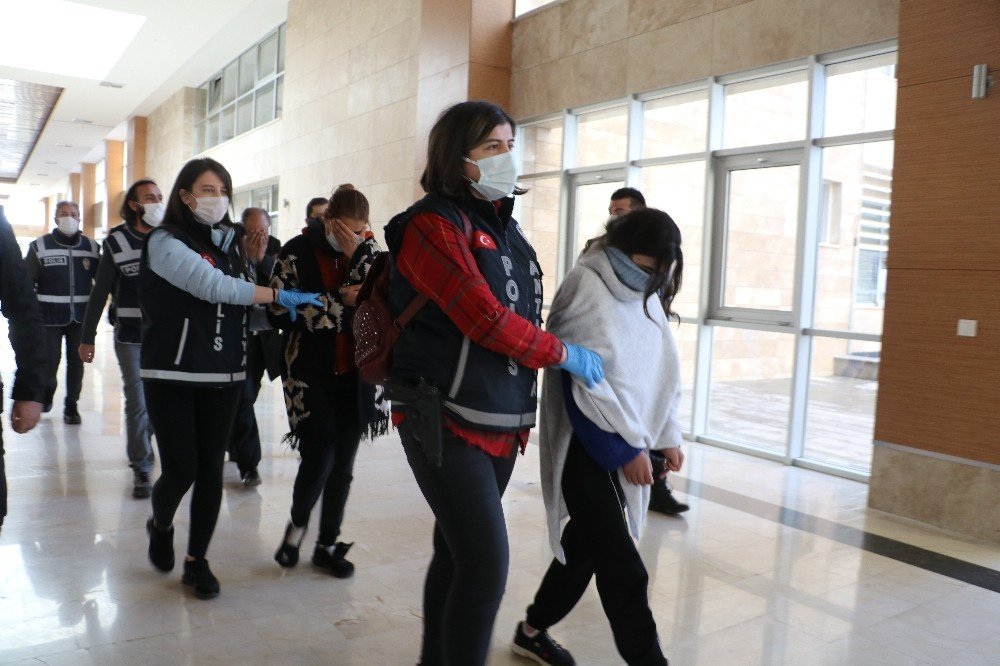 Antalya’da ‘altın Kızlardan’1 Milyon Tl’lik Vurgun
