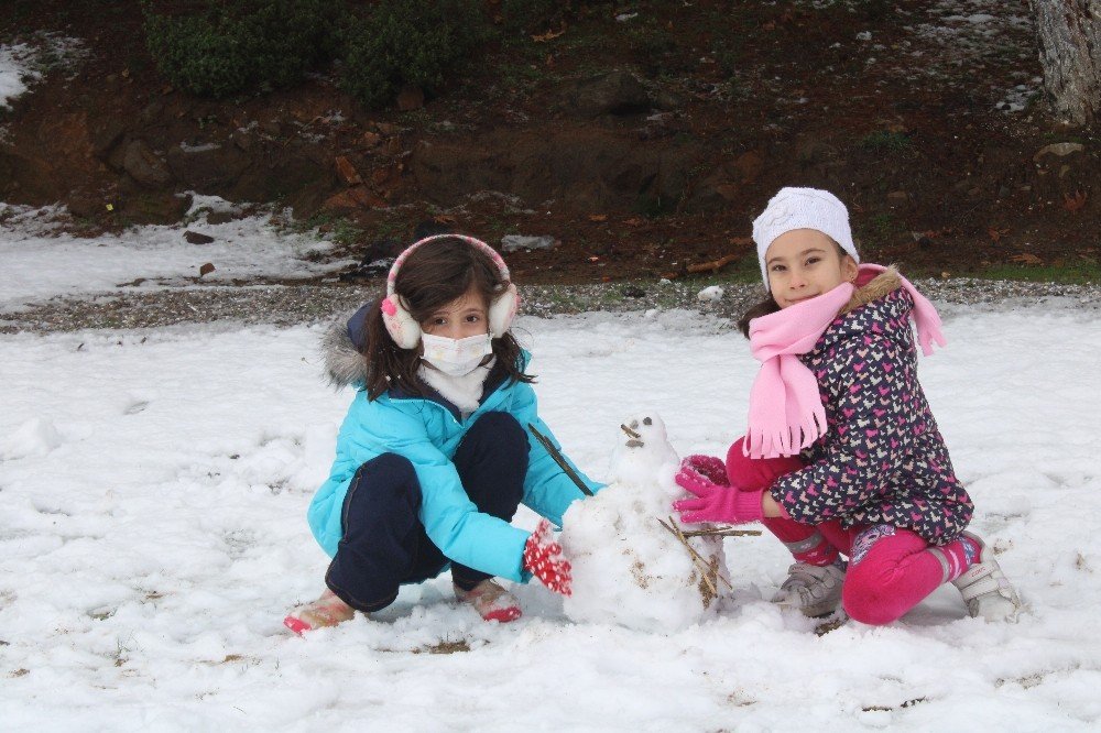 Bergama’da Uzun Bir Süre Sonra Kar Sevinci