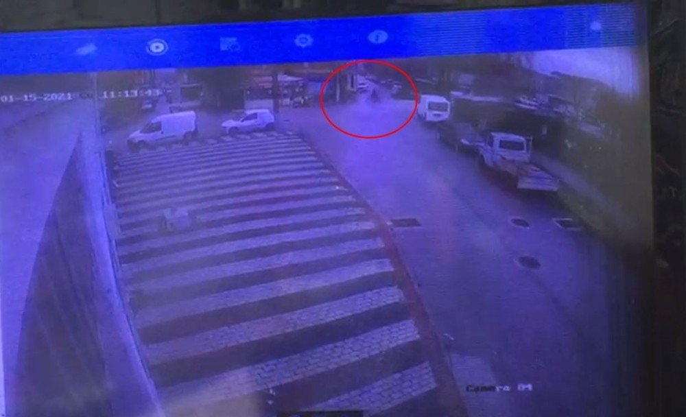 İki Kamyonet Arasında Böyle Sıkıştı