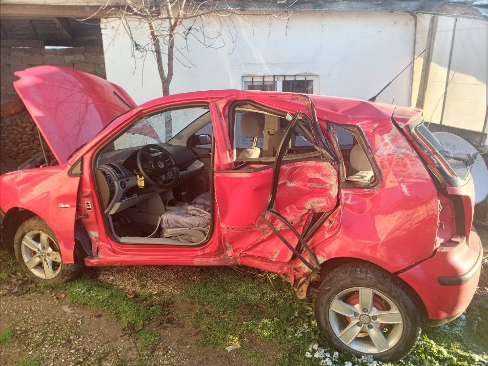 Buzda Kayan Otomobil Evin Bahçesine Uçtu: 2 Yaralı