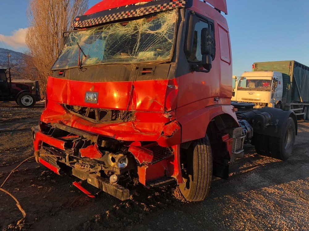 Elazığ’da Zincirleme Kaza 5 Araç Birbirine Girdi: 4 Yaralı