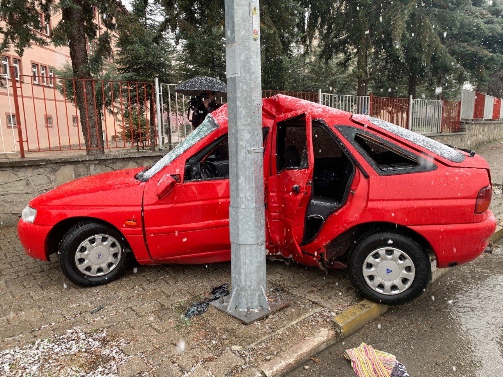 Lastiği Patlayan Otomobil Aydınlatma Direğine Çarptı: 1 Yaralı