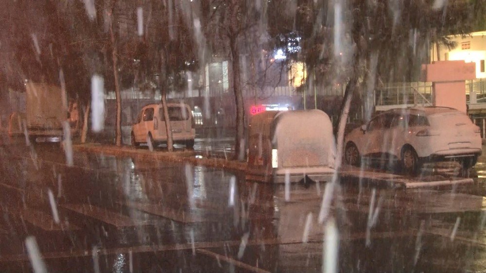 İstanbul Avrupa Yakası’nda Kar Yağışı Etkili Olmaya Başladı