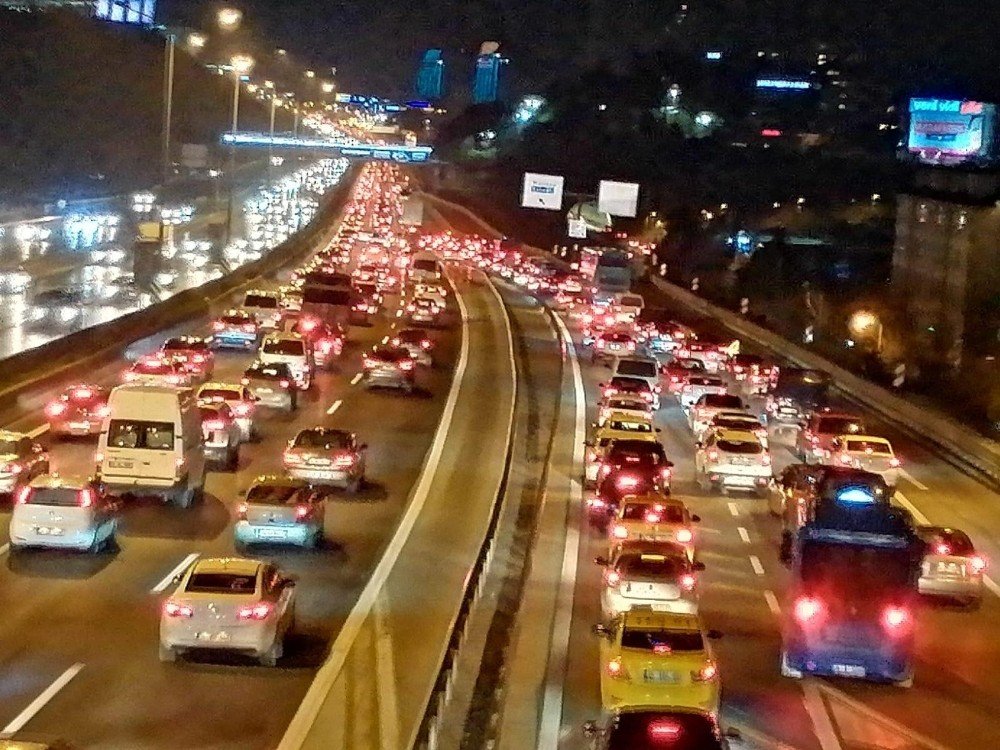 İstanbul’da Kısıtlamaya Dakikalar Kala Trafik Yoğunluğu