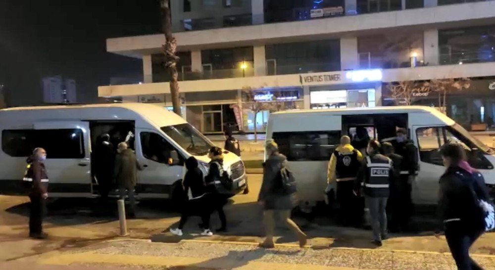 İzmir’de Gizlice Müşteri Alınan Masaj Salonlarına Fuhuş Baskını: 10 Tutuklama