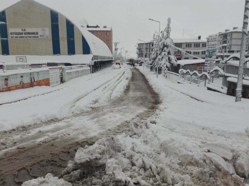 Şırnak’ta Kar Kenti Beyaza Bürüdü