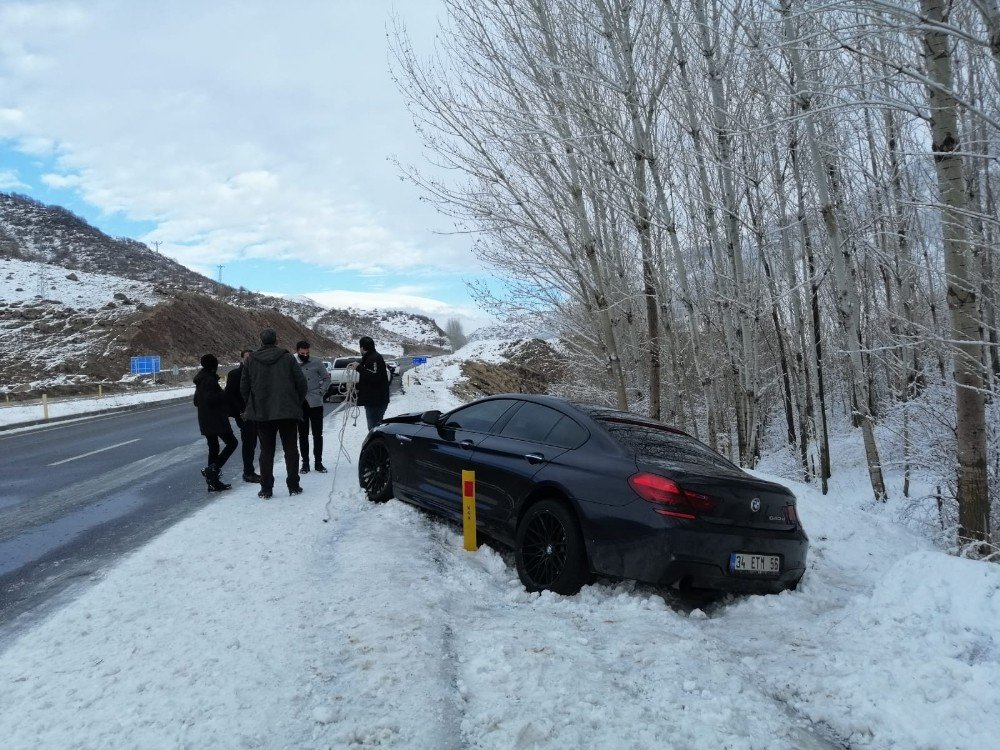 Bingöl’de Buzlanma Nedeniyle Aynı Yerde 3 Araç Yoldan Çıktı