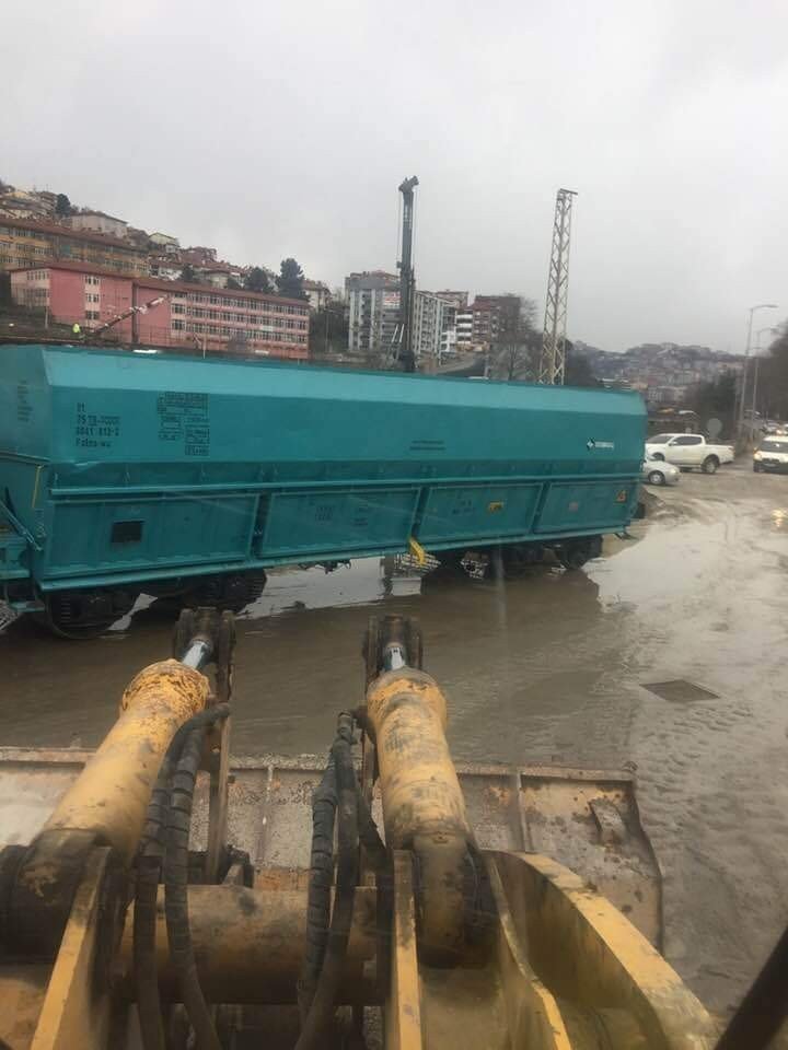 Yük Treni Raydan Çıktı Yola Oturdu