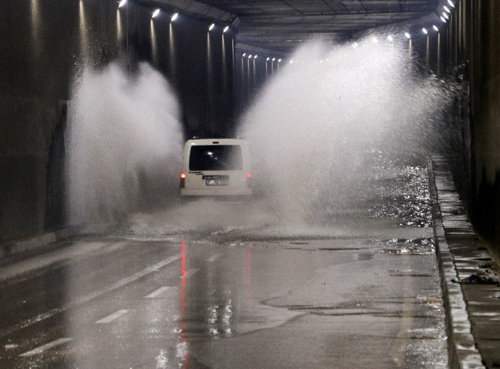Adana’da Şiddetli Yağıştan Yol Çöktü, Altgeçitleri Su Bastı