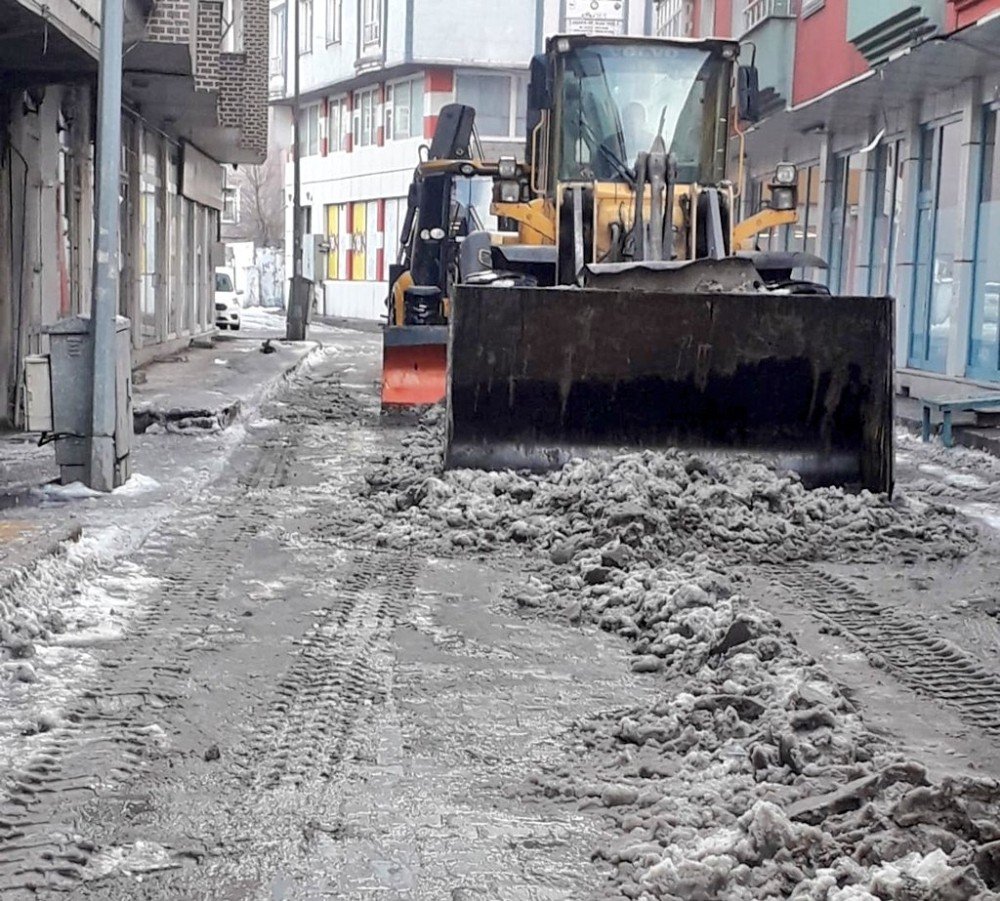 Ağrı Belediyesi Kar Temizleme Çalışması Gerçekleştirdi