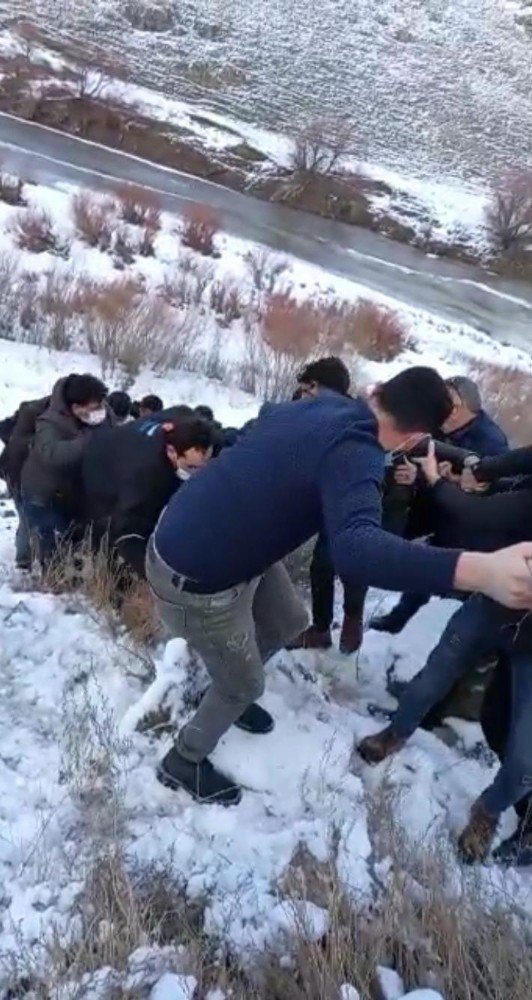 Ağrı’da Şarampole Yuvarlanan Araçta Bulunan İki Kişi Yaralandı