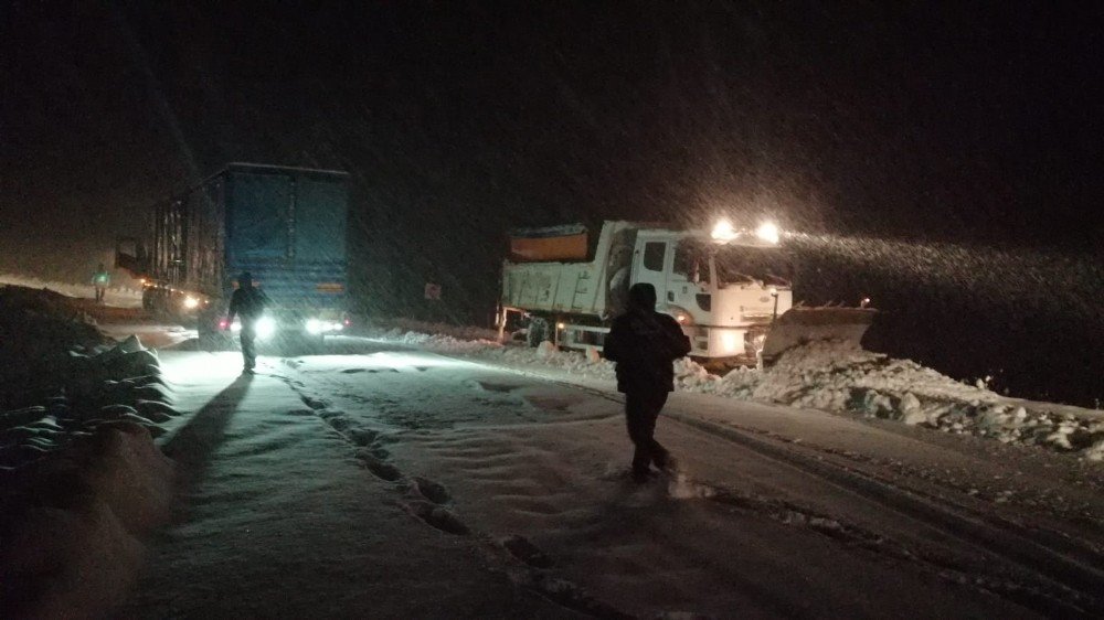 Sındırgı-akihisar Yolu Trafiğe Kapandı