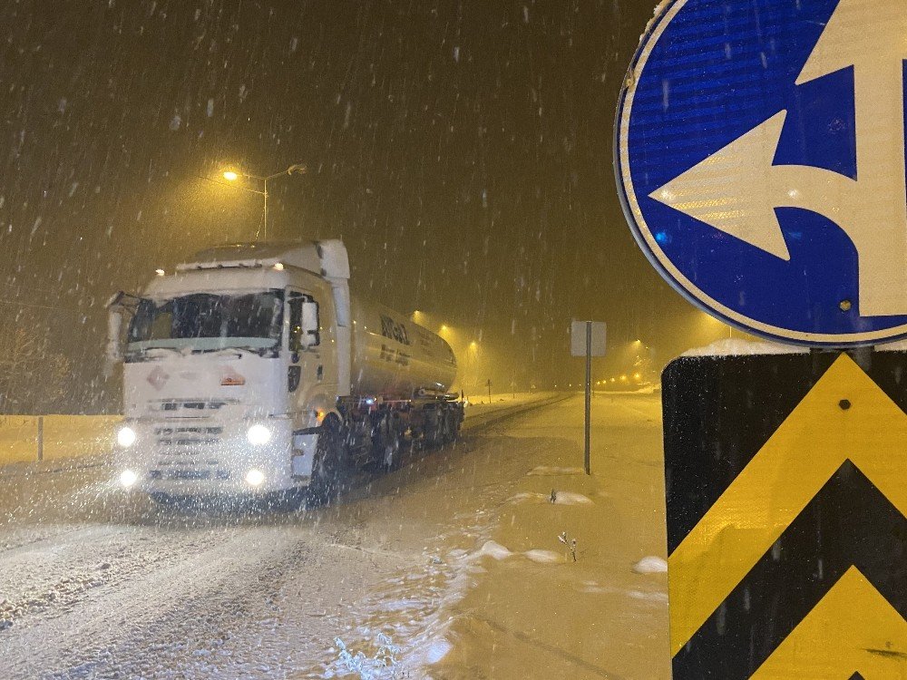 Bolu Dağı’nda Yoğun Kar Yağışı Etkili Oluyor