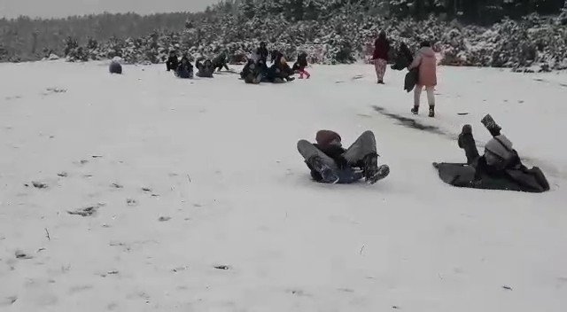 Poşetle Kaydılar...kar Keyfini Çocuklar Çıkardı
