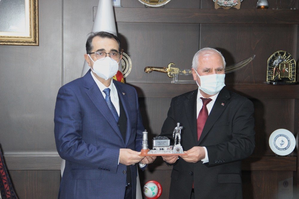 Başkan Tulup’tan Bakan Dönmez’e Madenci Heykeli Hediyesi