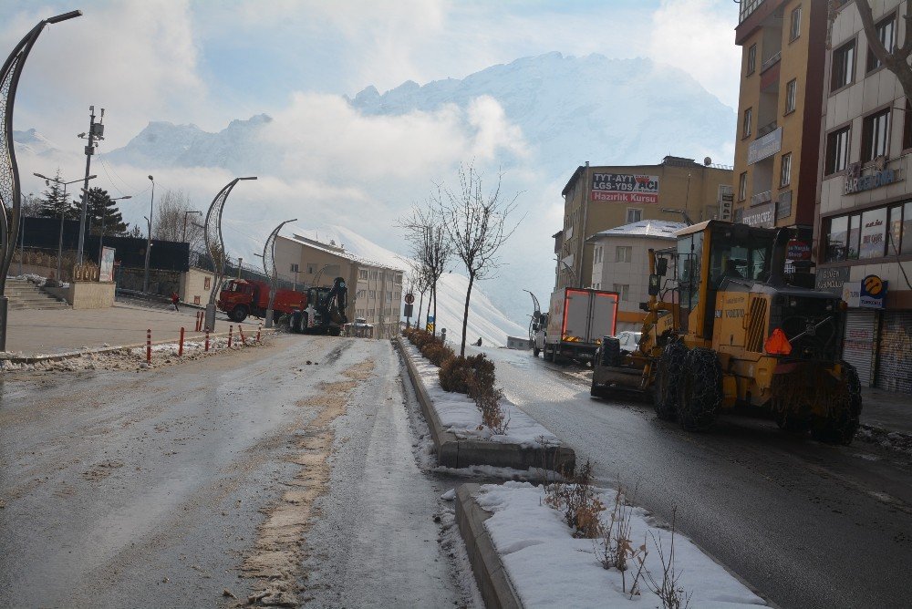 Boş Caddeler Yerini Belediye Çalışmasına Bıraktı