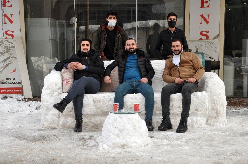 Yüksekovalı Gençler, Kardan Kanepe, Buzdolabı Ve Çamaşır Makinesi Yaptı