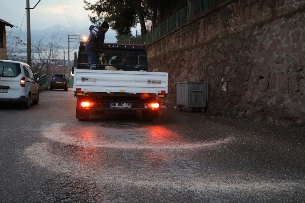 İzmit Belediyesi Buzlanmaya Karşı 7/24 Sahada