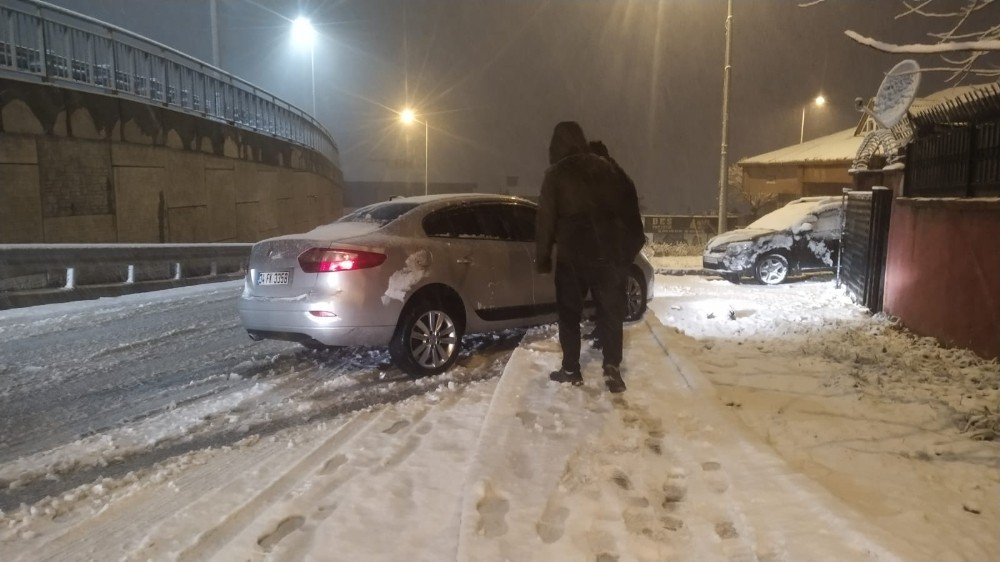 İstanbul’da Çocuklar Karın Tadını Çıkarırken Sürücüler Zor Anlar Yaşadı