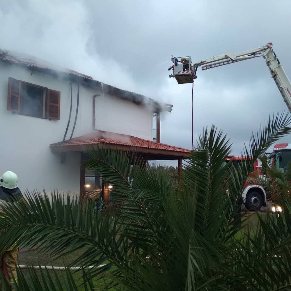 İzmir’de Çatı Yangını Korkuttu