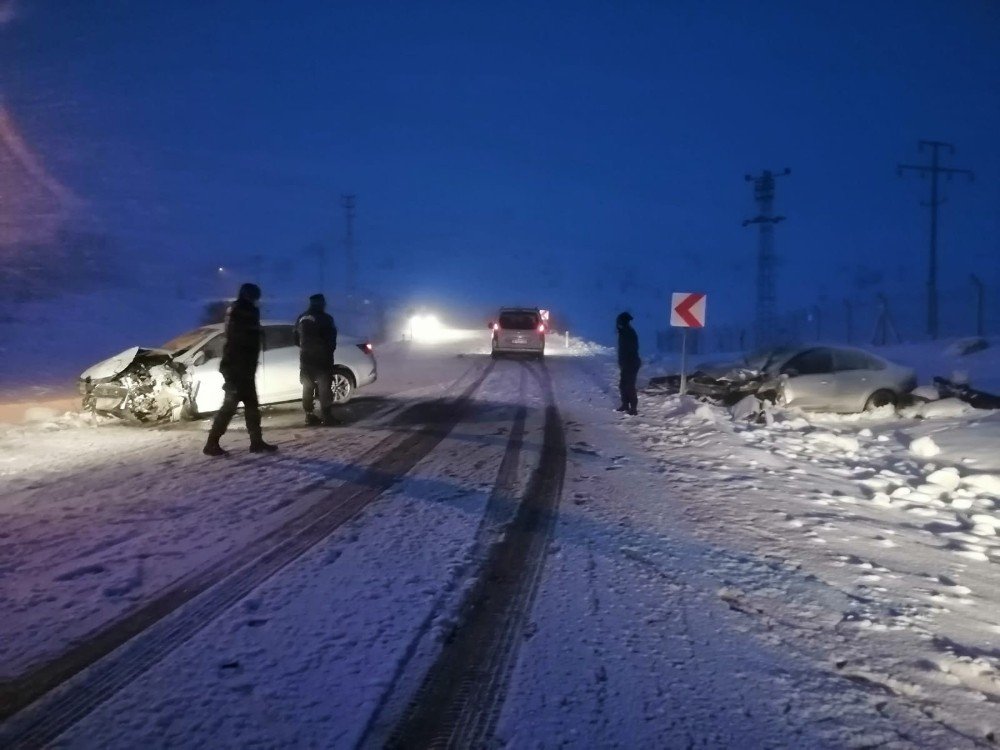 Otomobiller Çarpıştı: 5 Yaralı