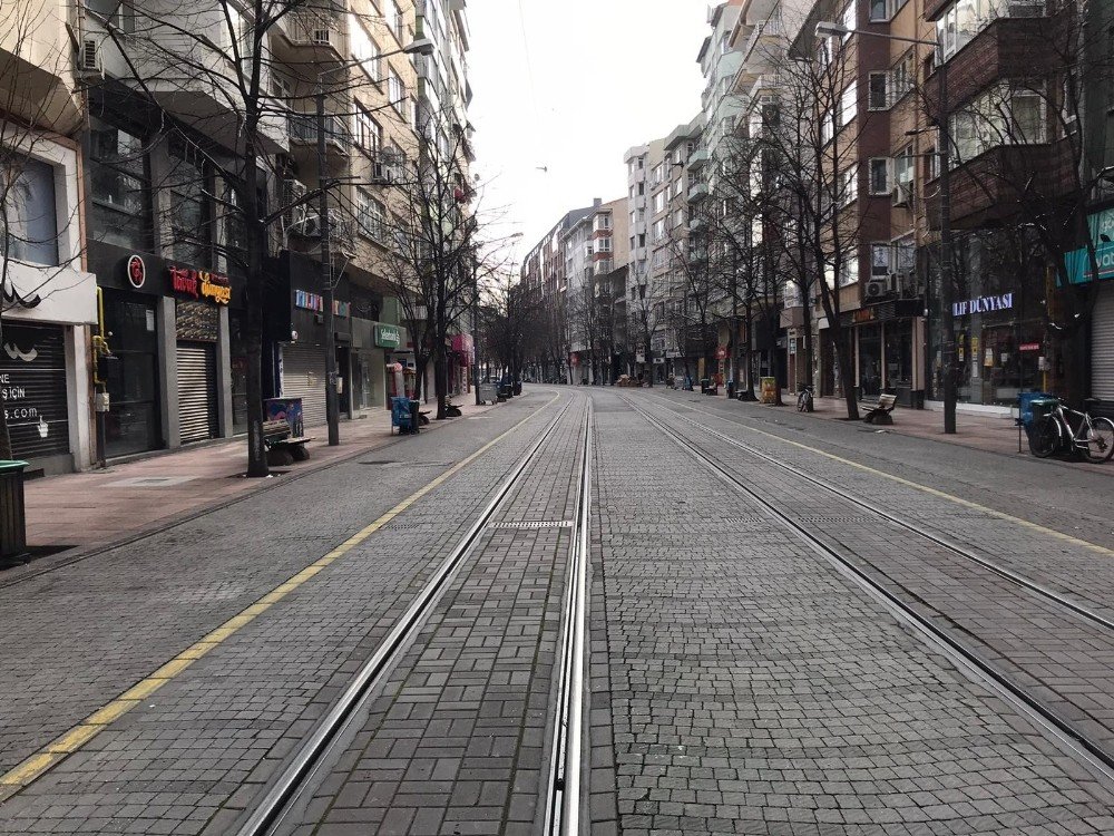 Soğuk Hava Ve Kısıtlamalar Caddeleri Sessizliğe Bürüdü