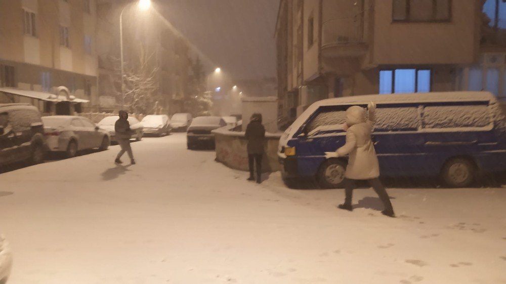 Kütahya’da Vatandaşların Kar Keyfi