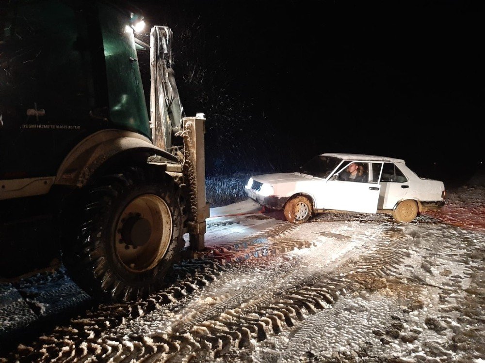 Tekirdağ’da Karlı Yolda Sürücülerin Zor Anları