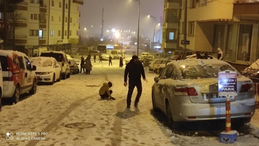 Başkent’te Kar Yağışı Sokak Kısıtlamasını Unutturdu