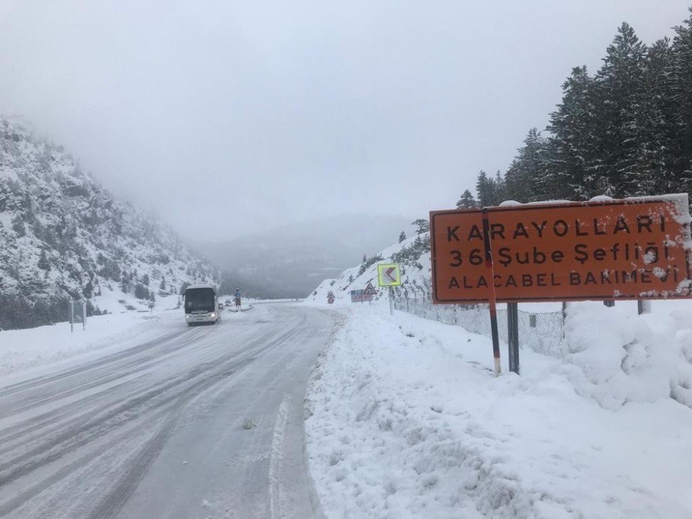 Antalya-konya Karayolunda Kar Kalınlığı 30 Santimetreye Ulaştı